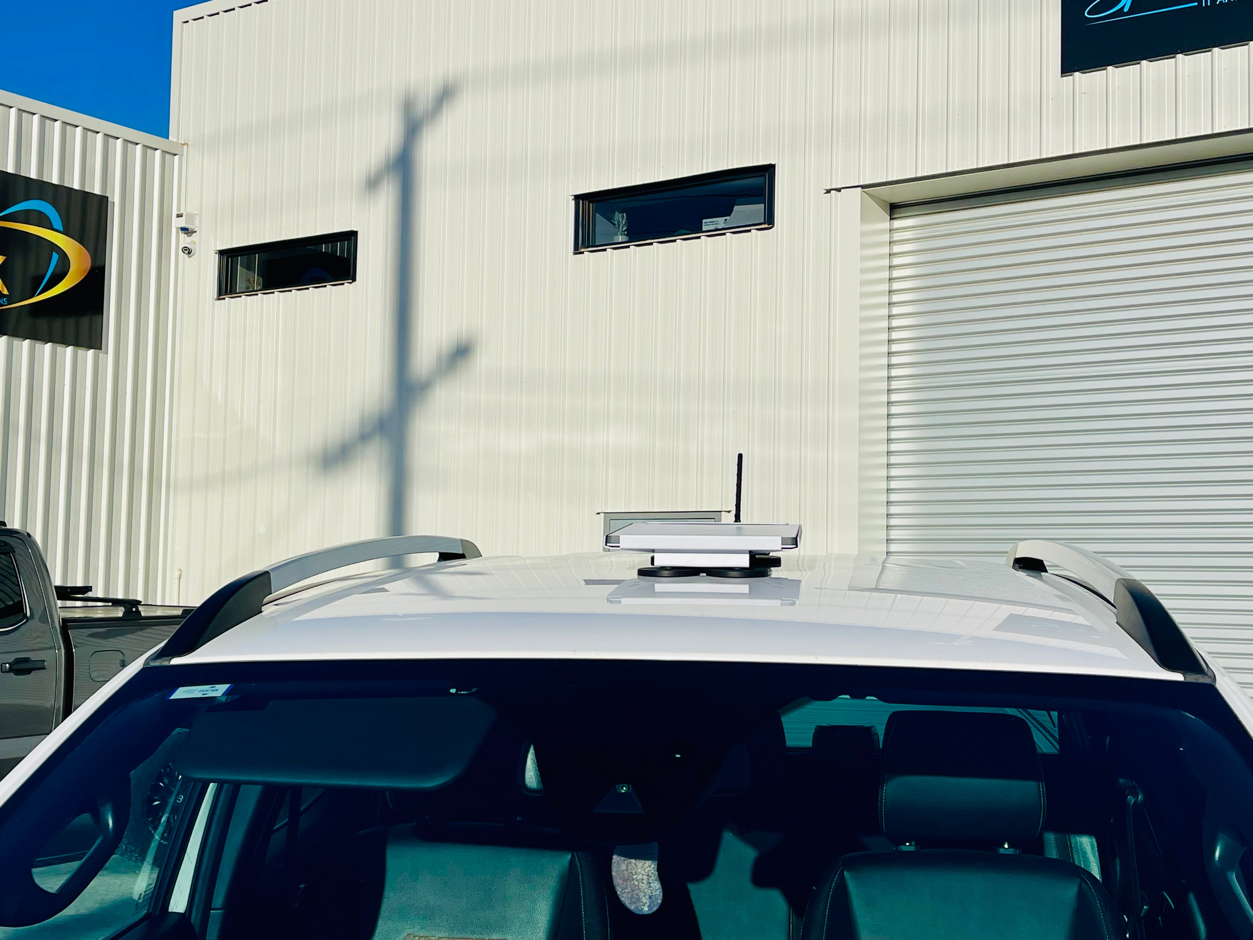 ROBUST POWDER-COATED IN-MOTION MAGNETIC ROOF MOUNT FOR STARLINK MINI – 87MM EARTH MAGNETS WITH HANDLE