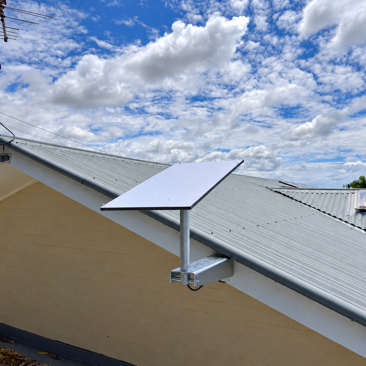 Starlink Gen 3 Wall mount heavy duty aluminium mounted on Facia of house